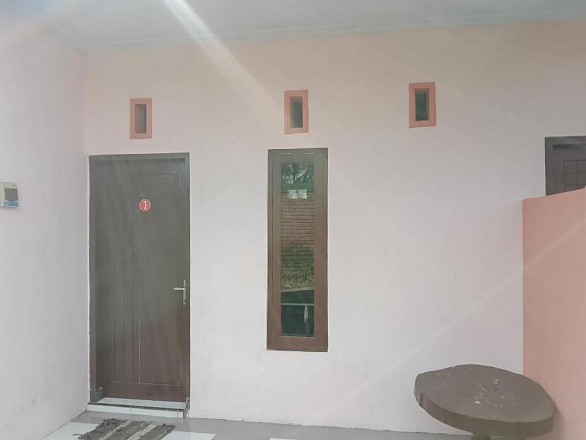 Zulfina Homestay Syariah Mitra Reddoorz Banyuwangi  Eksteriør billede