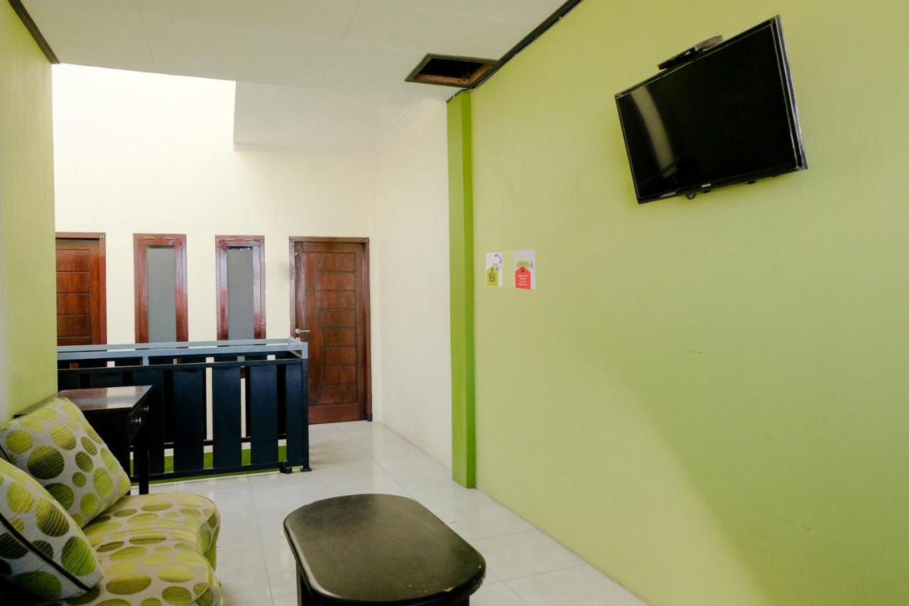 Zulfina Homestay Syariah Mitra Reddoorz Banyuwangi  Eksteriør billede