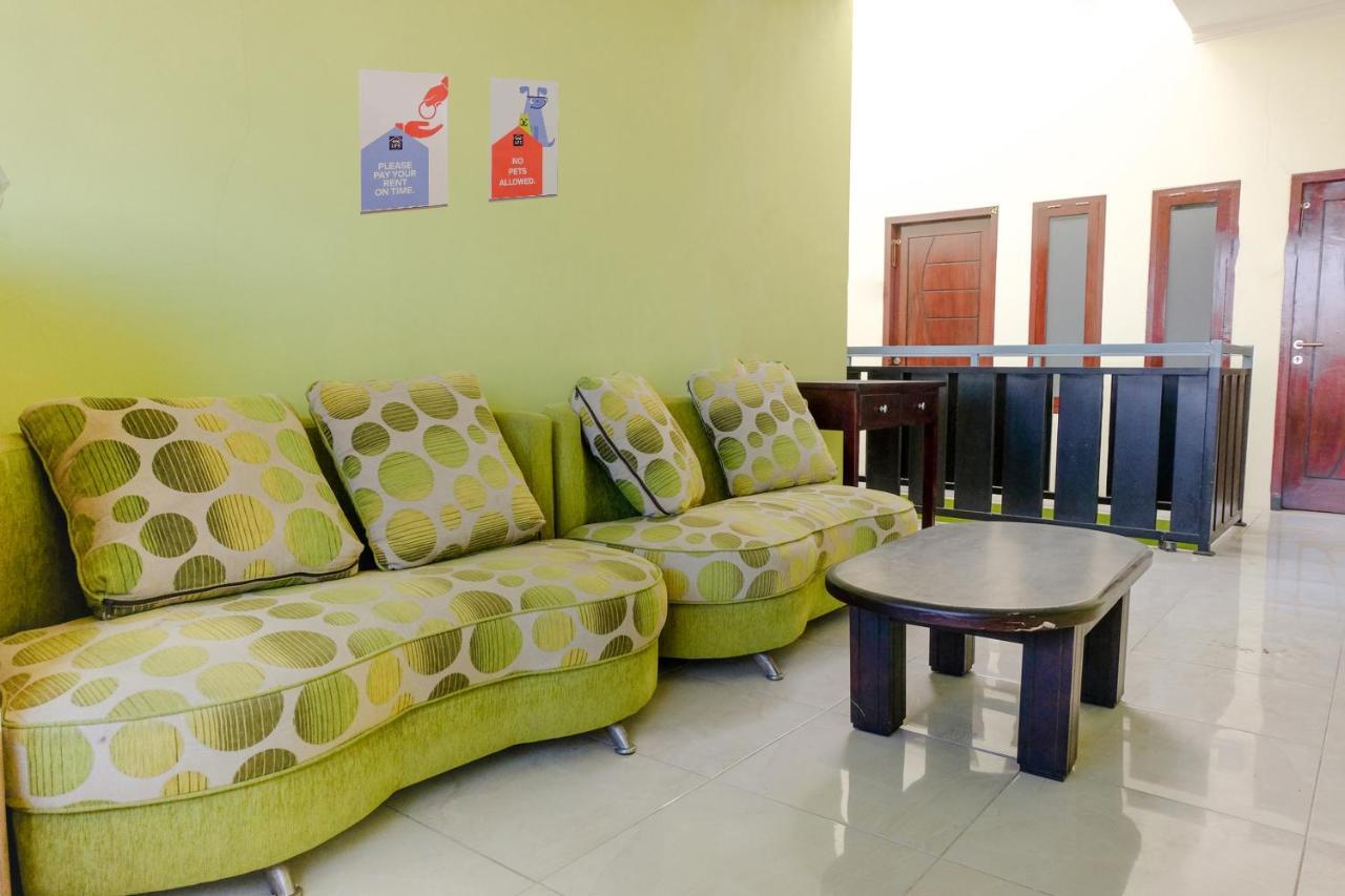 Zulfina Homestay Syariah Mitra Reddoorz Banyuwangi  Eksteriør billede