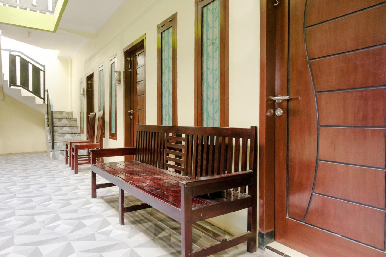 Zulfina Homestay Syariah Mitra Reddoorz Banyuwangi  Eksteriør billede